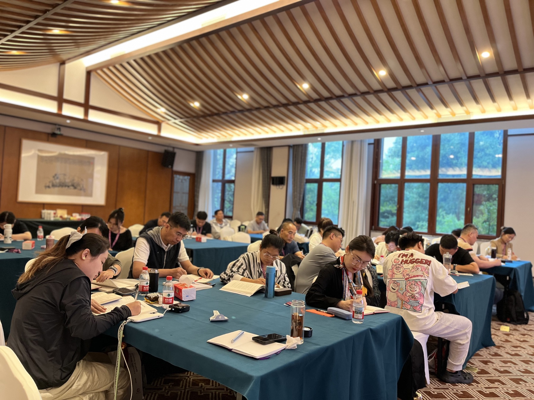 金台书院学员专注研习与记录