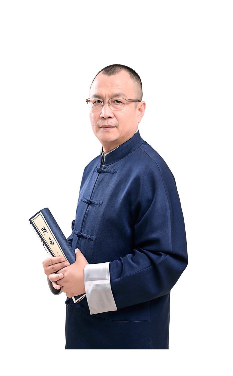 金台书院院长于秋水手持周易经典的形象照